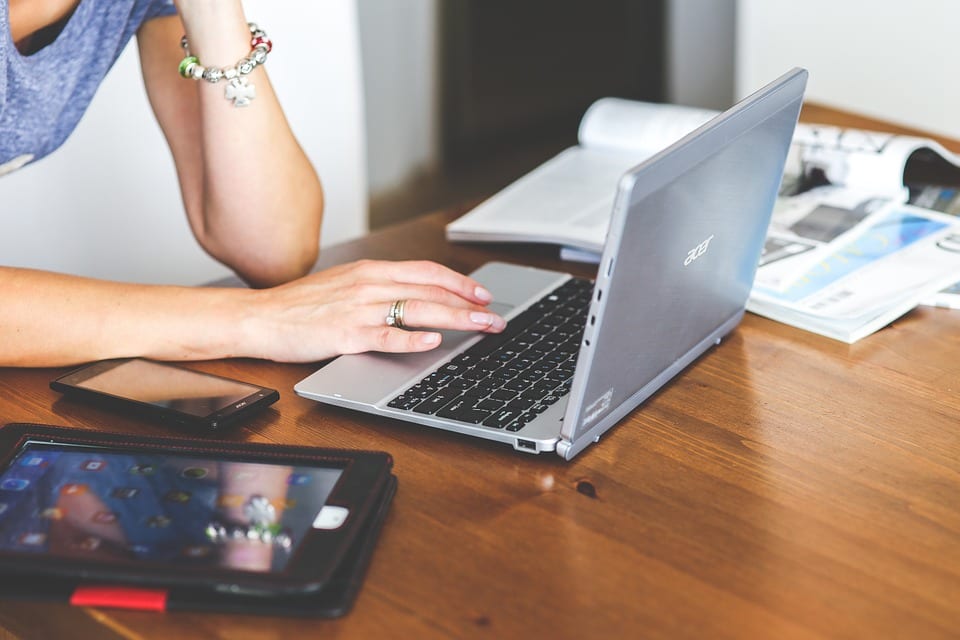 woman-typing-on-computer