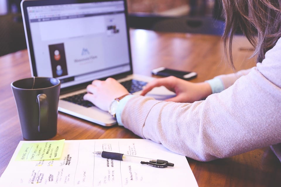 woman-working-on-computer