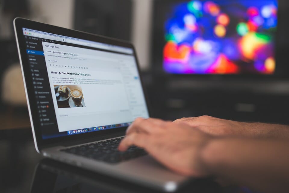 man-typing-on-laptop